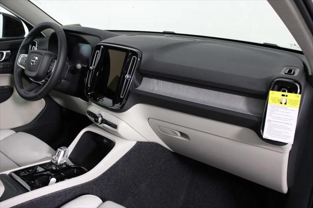 2026 Volvo XC40 Plus, B5 AWD Gas (mild hybrid), Dark
