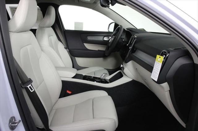 2026 Volvo XC40 Plus, B5 AWD Gas (mild hybrid), Dark