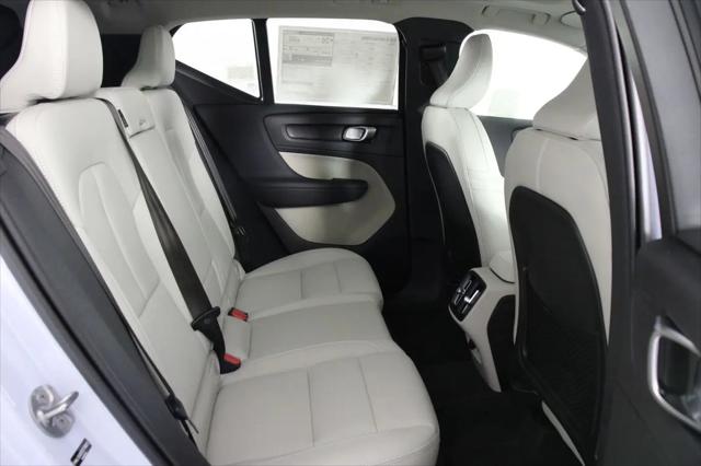 2026 Volvo XC40 Plus, B5 AWD Gas (mild hybrid), Dark