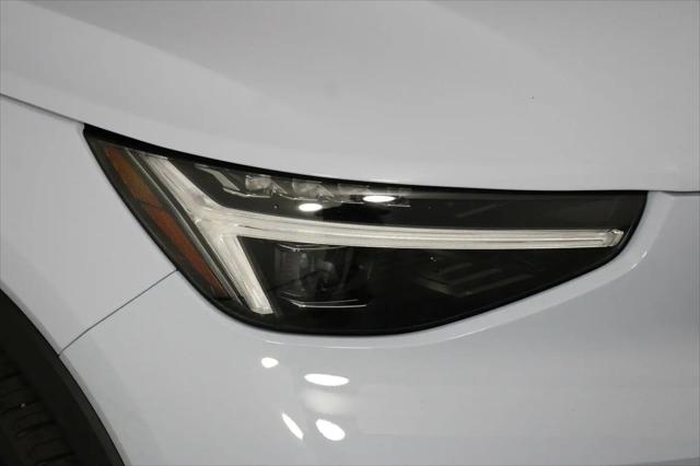 2026 Volvo XC40 Plus, B5 AWD Gas (mild hybrid), Dark