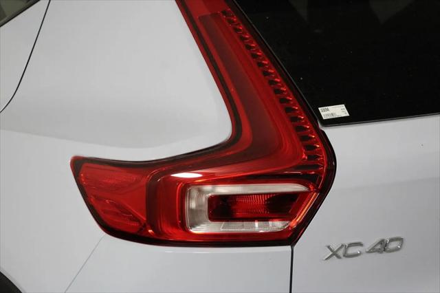 2026 Volvo XC40 Plus, B5 AWD Gas (mild hybrid), Dark