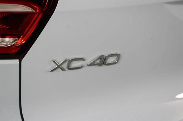 2026 Volvo XC40 Plus, B5 AWD Gas (mild hybrid), Dark