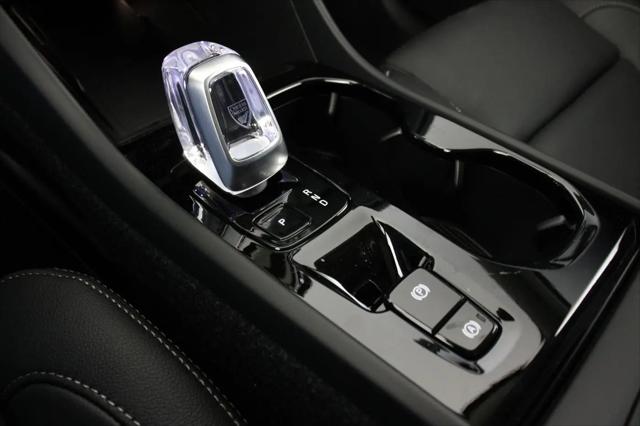 2026 Volvo XC40 Ultra, B5 AWD Gas (mild hybrid), Dark