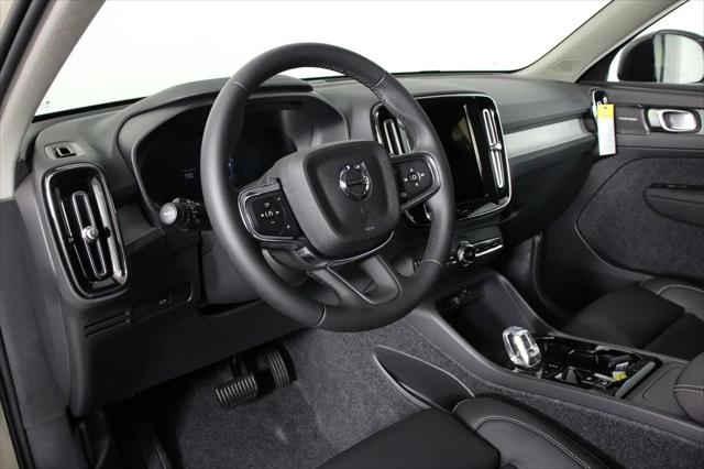 2026 Volvo XC40 Ultra, B5 AWD Gas (mild hybrid), Dark
