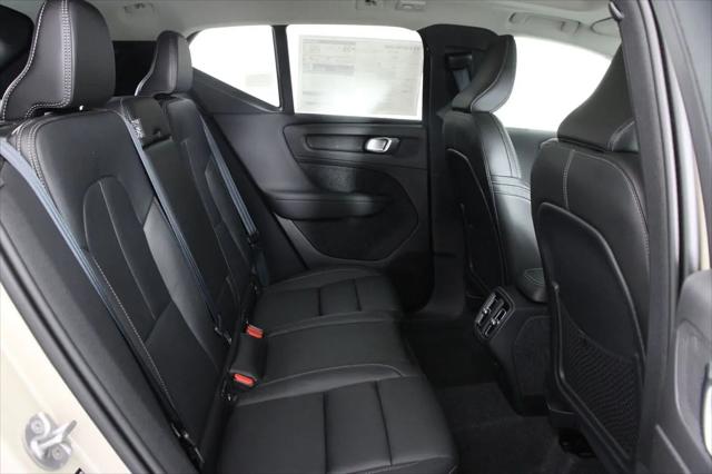2026 Volvo XC40 Ultra, B5 AWD Gas (mild hybrid), Dark