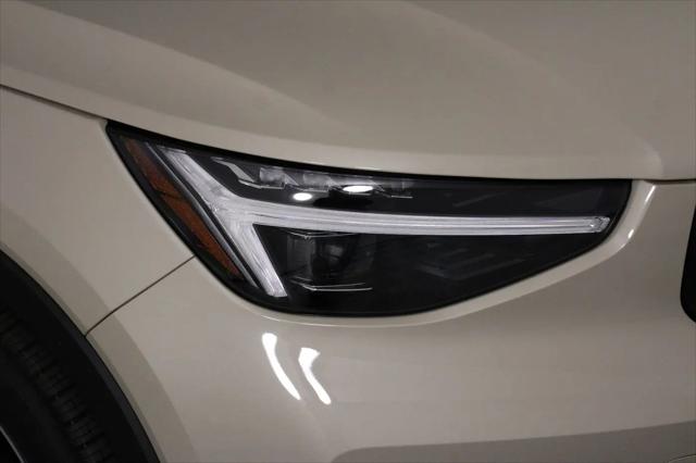 2026 Volvo XC40 Ultra, B5 AWD Gas (mild hybrid), Dark