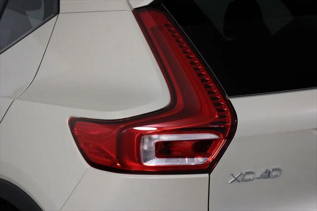 2026 Volvo XC40 Ultra, B5 AWD Gas (mild hybrid), Dark
