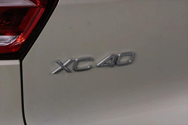 2026 Volvo XC40 Ultra, B5 AWD Gas (mild hybrid), Dark