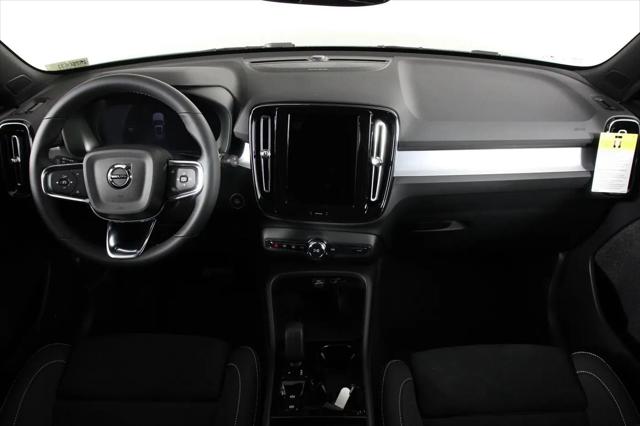 2026 Volvo XC40 Black Edition Ultra, B5 AWD Gas (mild hybrid)