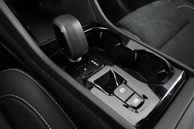 2026 Volvo XC40 Black Edition Ultra, B5 AWD Gas (mild hybrid)