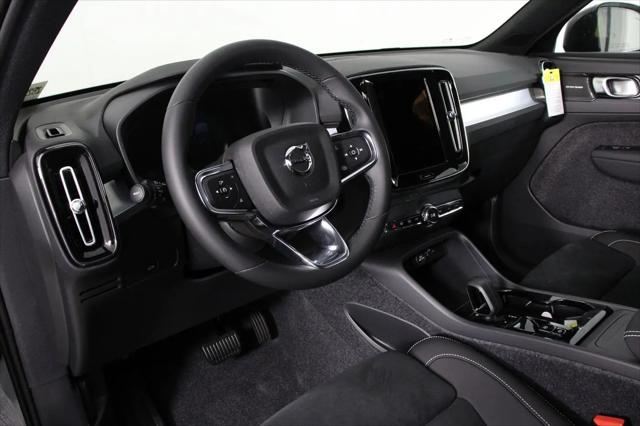 2026 Volvo XC40 Black Edition Ultra, B5 AWD Gas (mild hybrid)