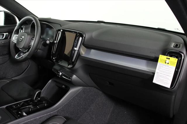 2026 Volvo XC40 Black Edition Ultra, B5 AWD Gas (mild hybrid)