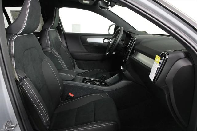 2026 Volvo XC40 Black Edition Ultra, B5 AWD Gas (mild hybrid)