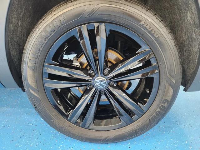 2023 Volkswagen Atlas Cross Sport 2.0T SEL R-Line Black