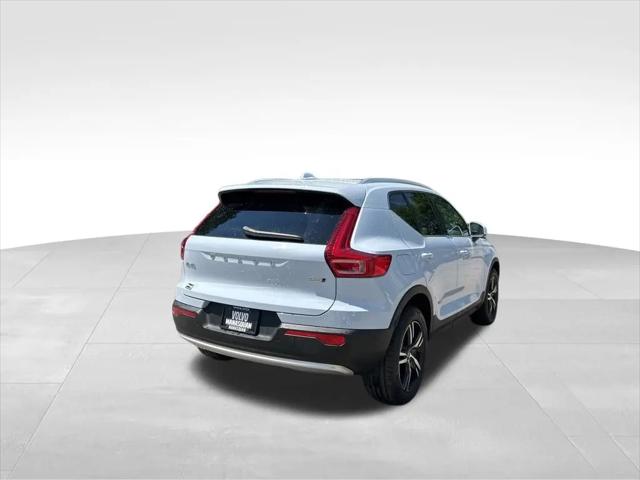 2025 Volvo XC40 B5 Core Bright Theme