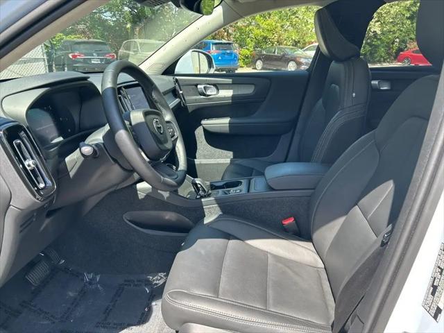 2025 Volvo XC40 B5 Core Bright Theme