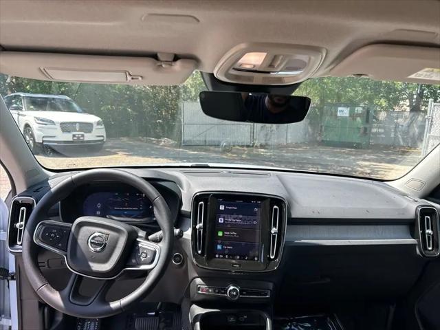 2025 Volvo XC40 B5 Core Bright Theme