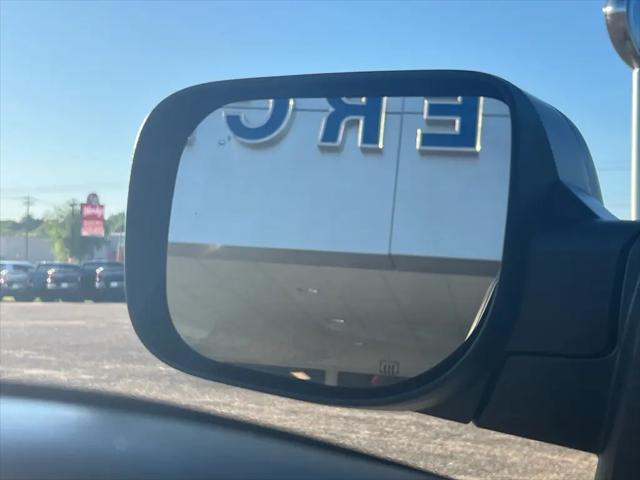 2024 Nissan Titan Crew Cab SV 4x2