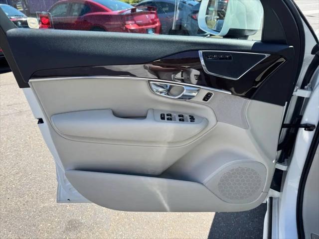 2016 Volvo XC90 T6 Momentum