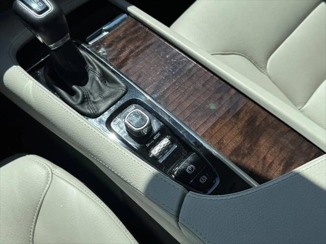 2016 Volvo XC90 T6 Momentum