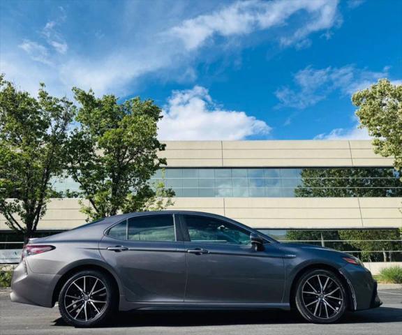 2021 Toyota Camry SE Hybrid