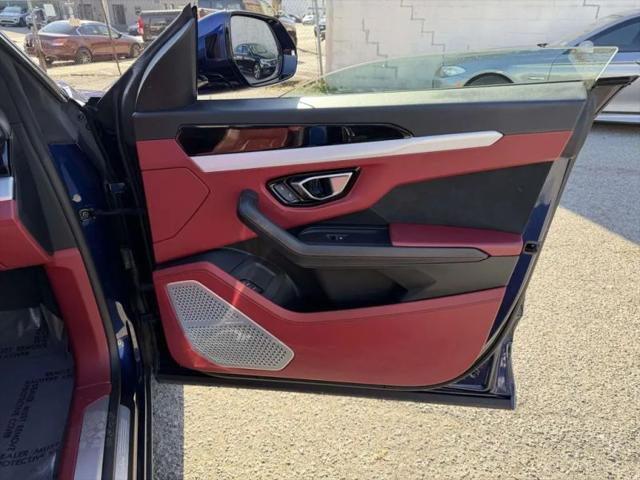 2022 Lamborghini Urus Pearl Capsule