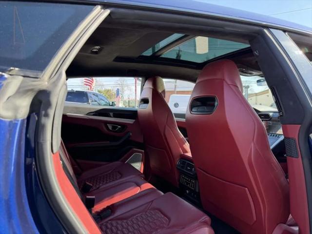 2022 Lamborghini Urus Pearl Capsule