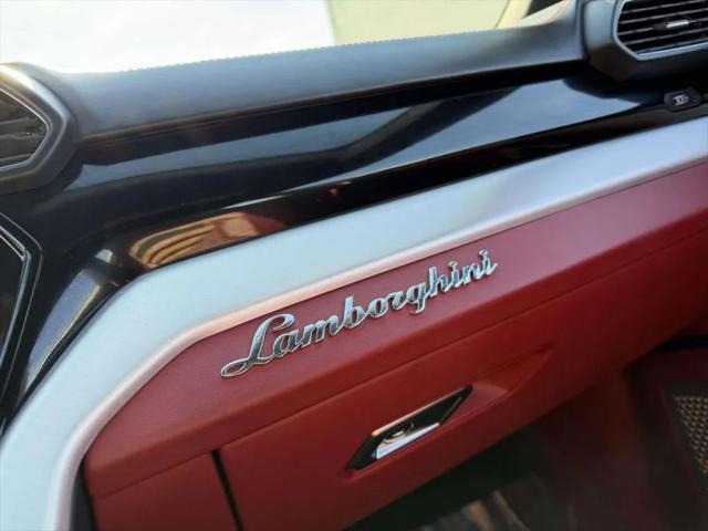 2022 Lamborghini Urus Pearl Capsule