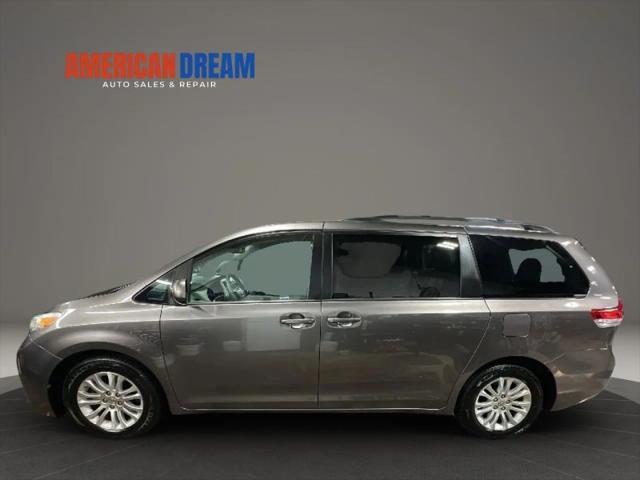 2014 Toyota Sienna XLE V6 8 Passenger