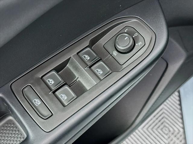 2026 Volkswagen Taos SE Black