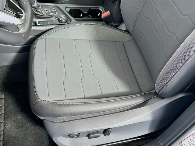 2026 Volkswagen Taos SE Black