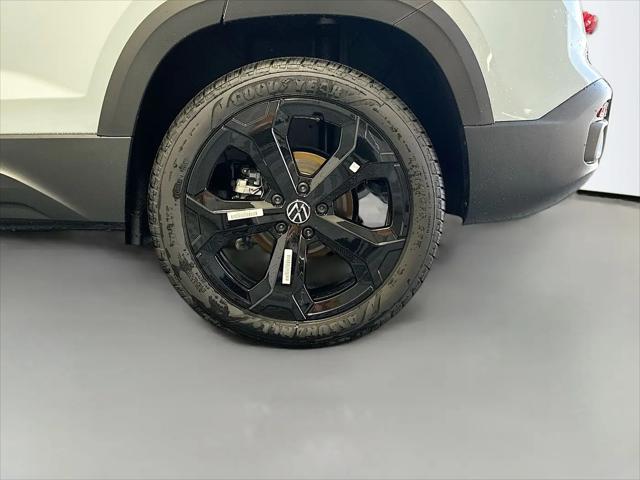 2026 Volkswagen Taos SE Black