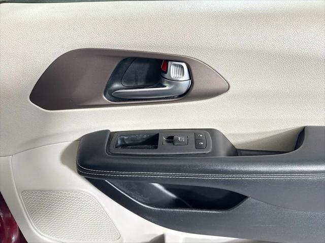 2022 Chrysler Voyager LX