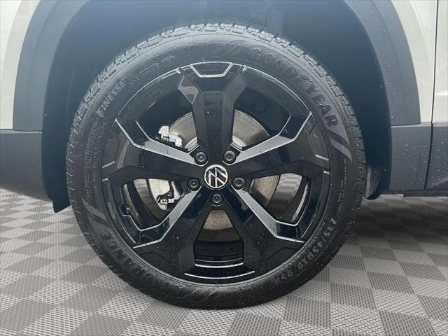2026 Volkswagen Taos SE Black