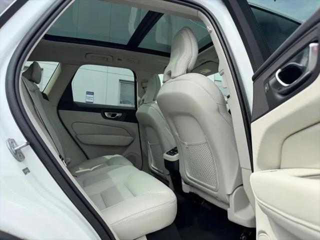 2023 Volvo XC60 B5 Ultimate Bright Theme