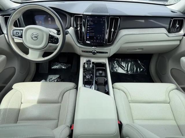2023 Volvo XC60 B5 Ultimate Bright Theme