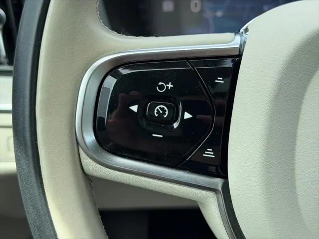 2023 Volvo XC60 B5 Ultimate Bright Theme