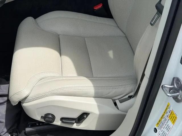 2023 Volvo XC60 B5 Ultimate Bright Theme