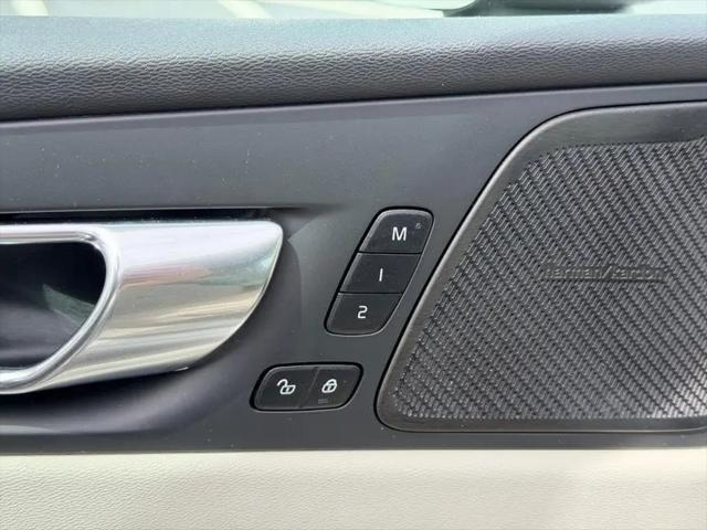 2023 Volvo XC60 B5 Ultimate Bright Theme