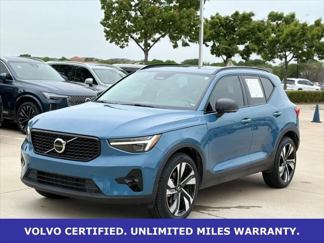 2023 Volvo XC40 B5 Ultimate Dark Theme