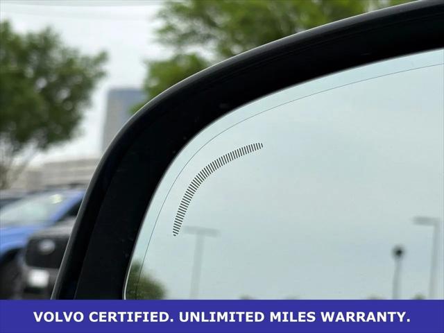 2023 Volvo XC40 B5 Ultimate Dark Theme