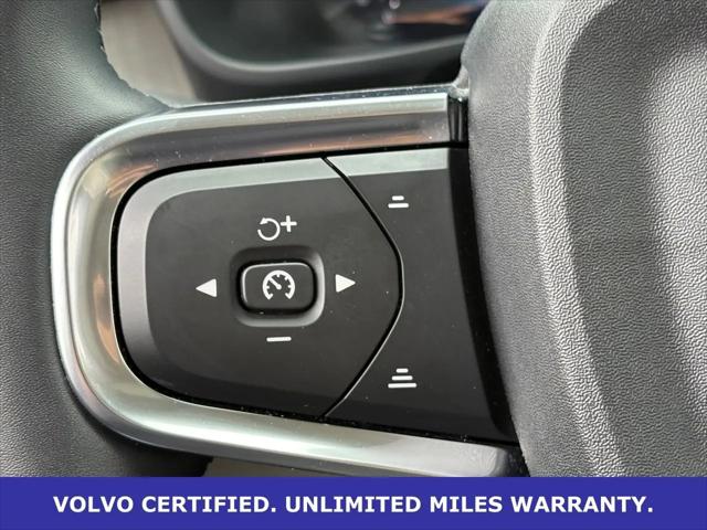 2023 Volvo XC40 B5 Ultimate Dark Theme