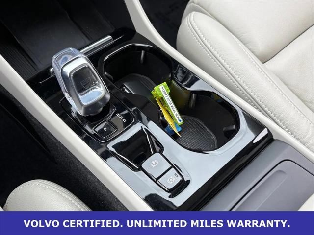 2023 Volvo XC40 B5 Ultimate Dark Theme