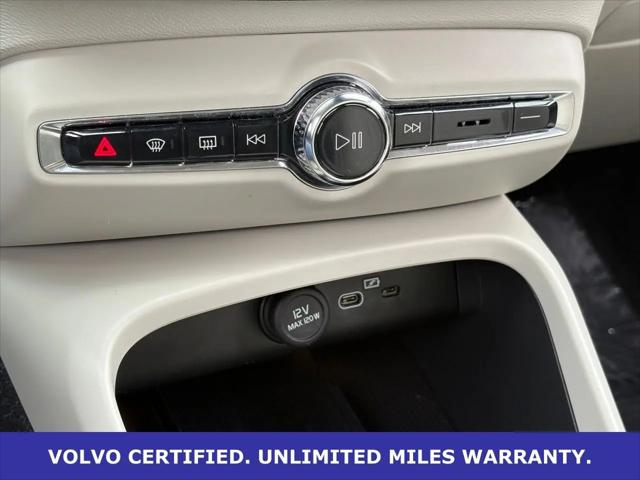 2023 Volvo XC40 B5 Ultimate Dark Theme