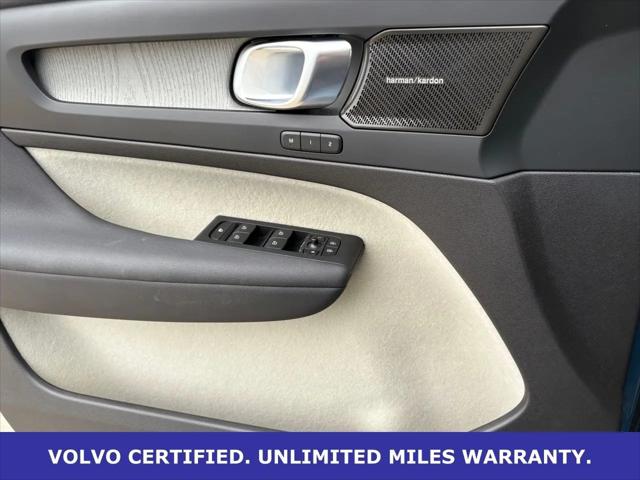 2023 Volvo XC40 B5 Ultimate Dark Theme