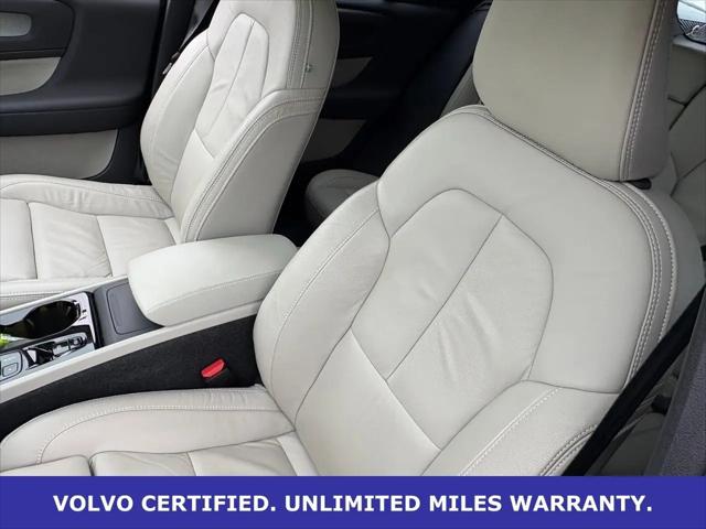 2023 Volvo XC40 B5 Ultimate Dark Theme