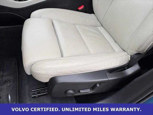 2023 Volvo XC40 B5 Ultimate Dark Theme