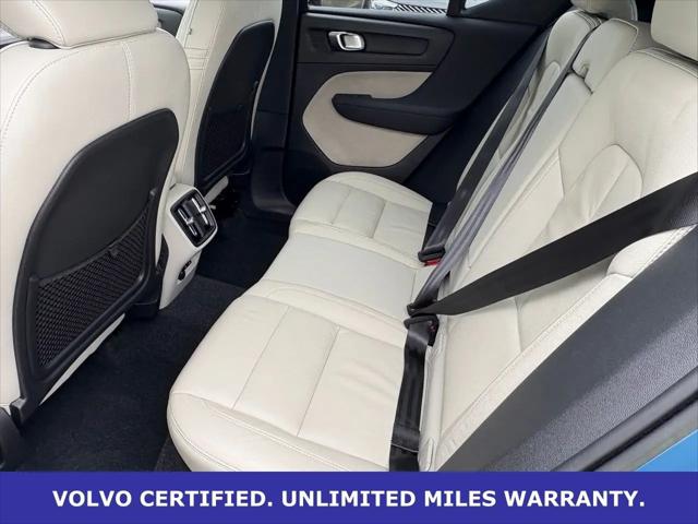 2023 Volvo XC40 B5 Ultimate Dark Theme