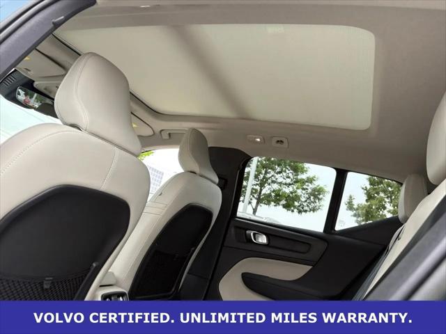 2023 Volvo XC40 B5 Ultimate Dark Theme