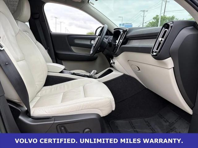 2023 Volvo XC40 B5 Ultimate Dark Theme